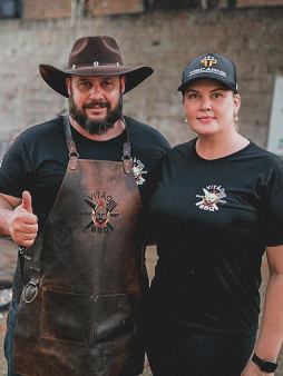 Foto de Vitão e Jane em evento gastronômico.